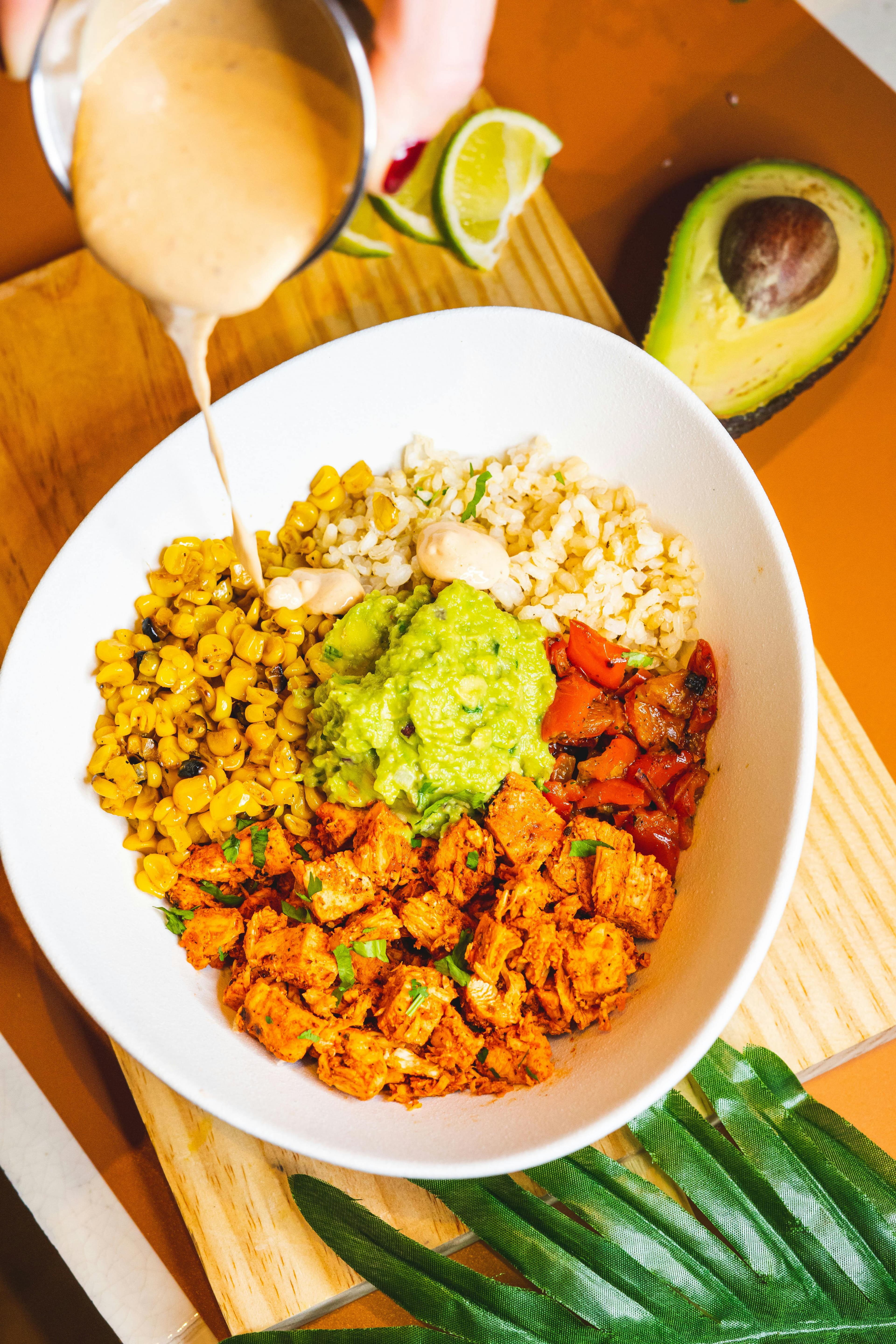 Tavuk, pilav, guacamole’lu bowl