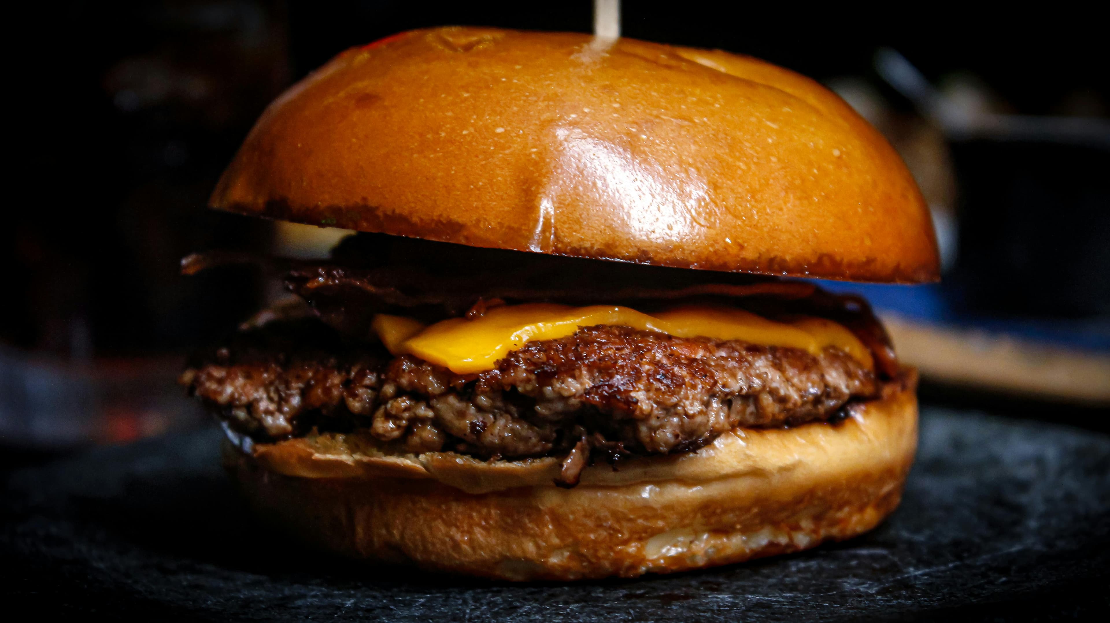 Cheddar peynirli smash burger