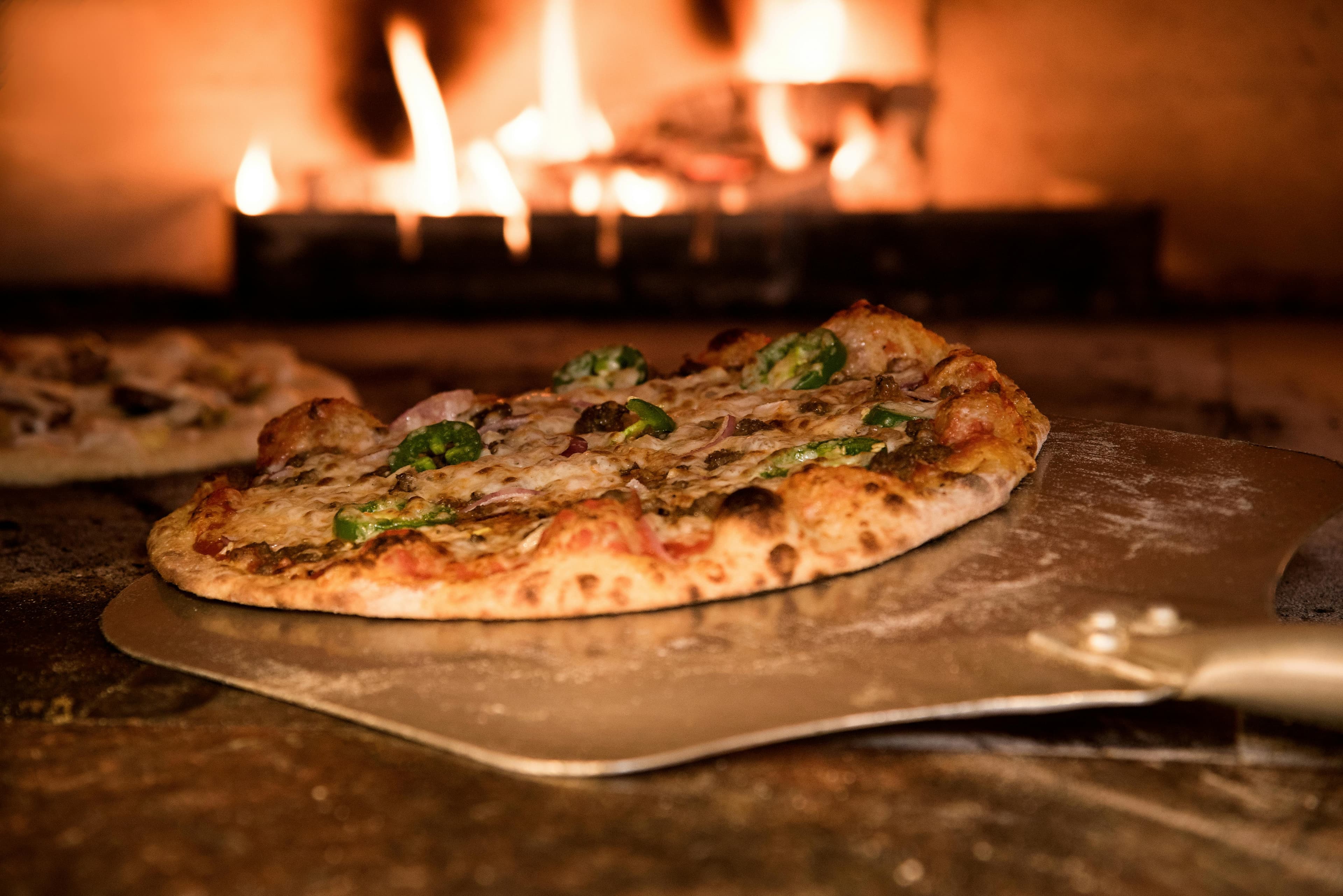 Pizza frisch aus dem Holzofen