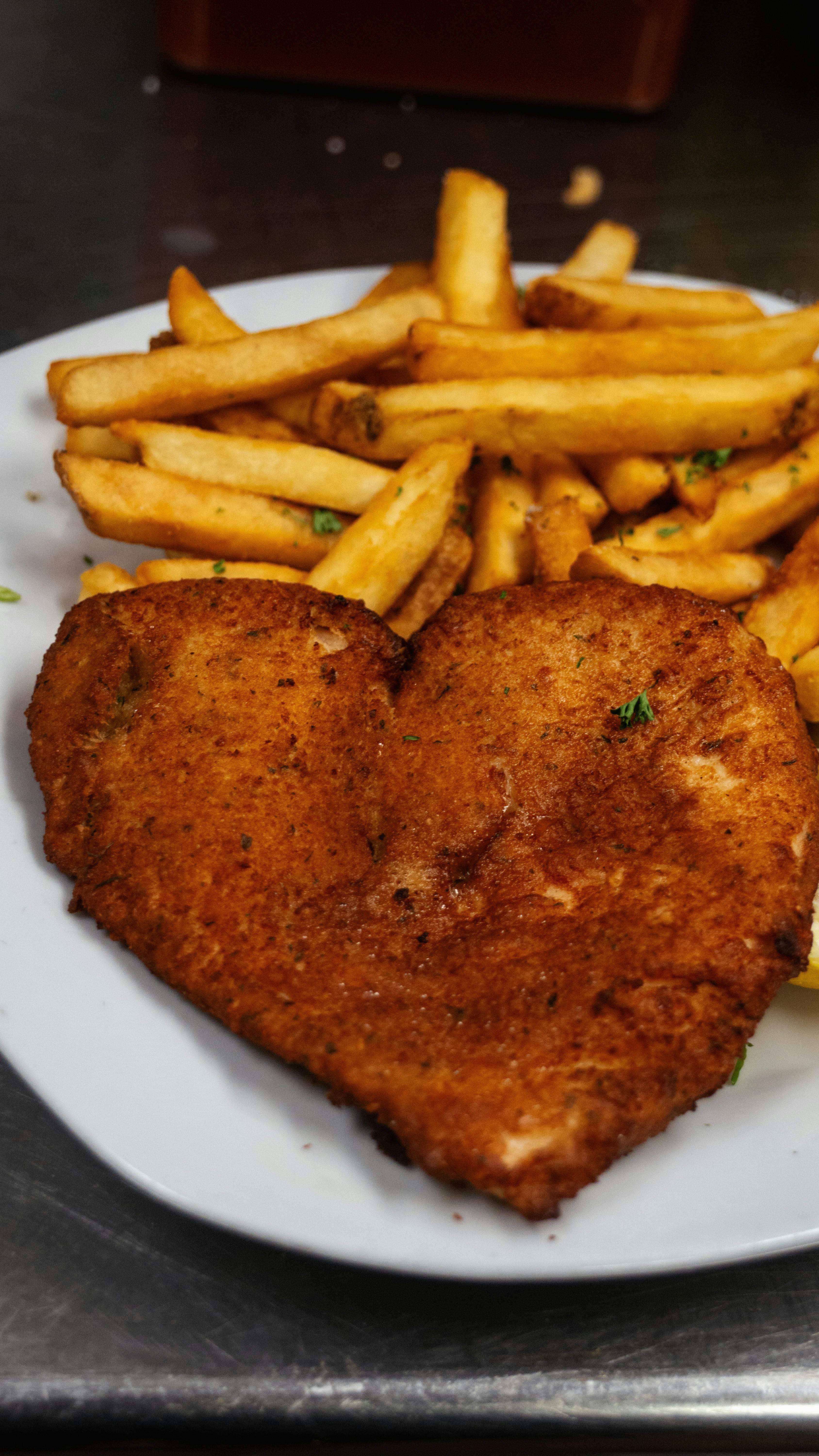 Altın sarısı şnitzel ve patates
