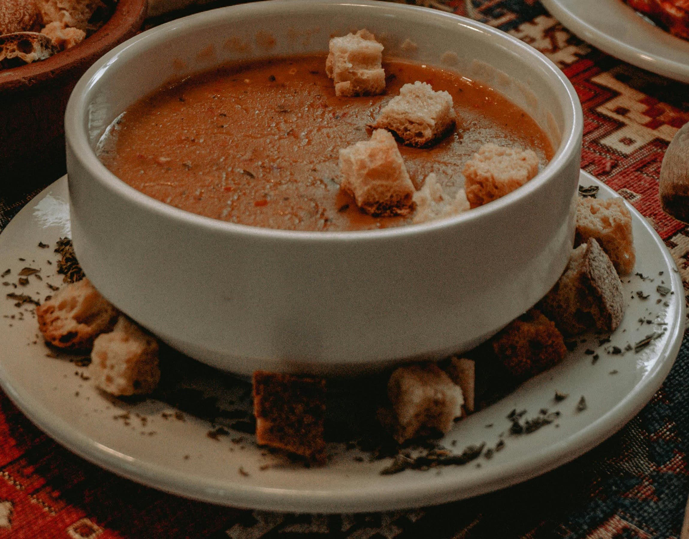 Türkische Suppe mit Brotwürfeln